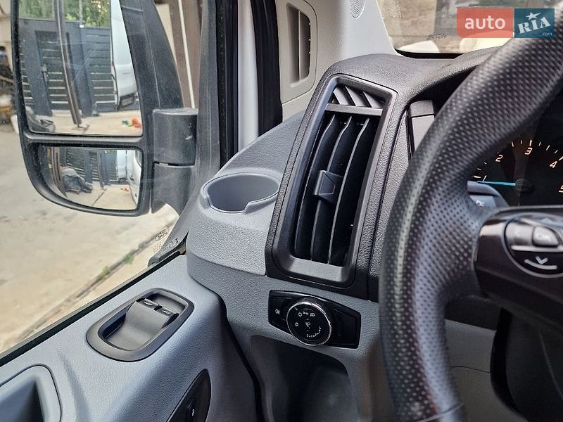 Вантажопасажирський фургон Ford Transit 2016 в Києві