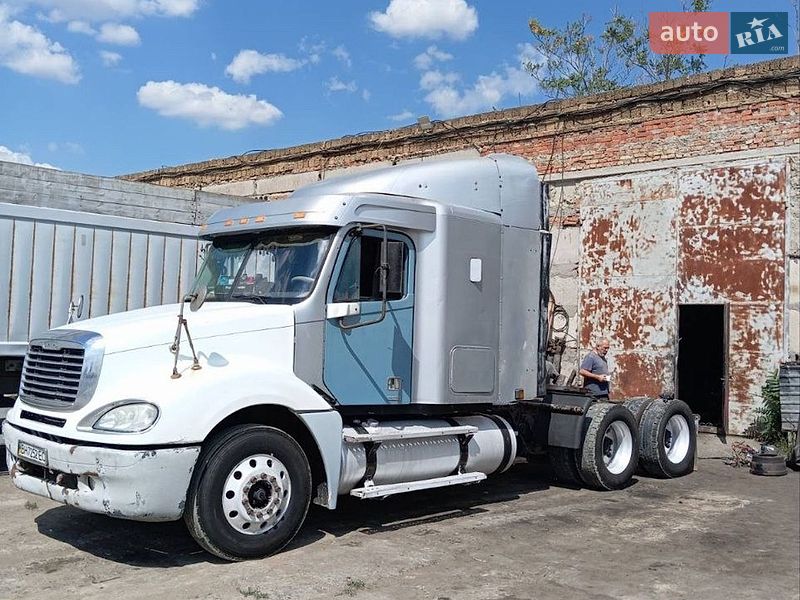 Тягач Freightliner Conventional 2000 в Измаиле