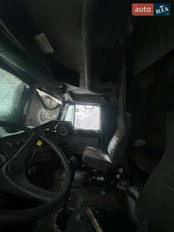 Тягач Freightliner FLD 2002 в Киеве