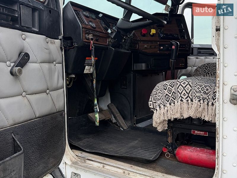 Тягач Freightliner FLD 2001 в Киеве