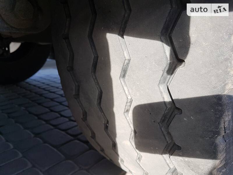 Изотермическая будка Fruehauf T34T1RP 2007 в Радехове