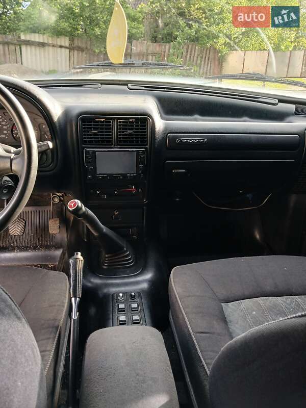 Седан ГАЗ 31105 Волга 2004 в Гайсине