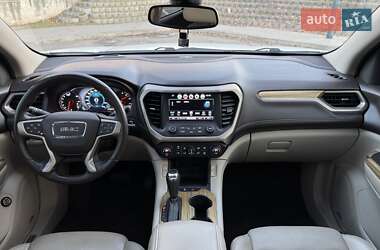 Внедорожник / Кроссовер GMC Acadia 2016 в 