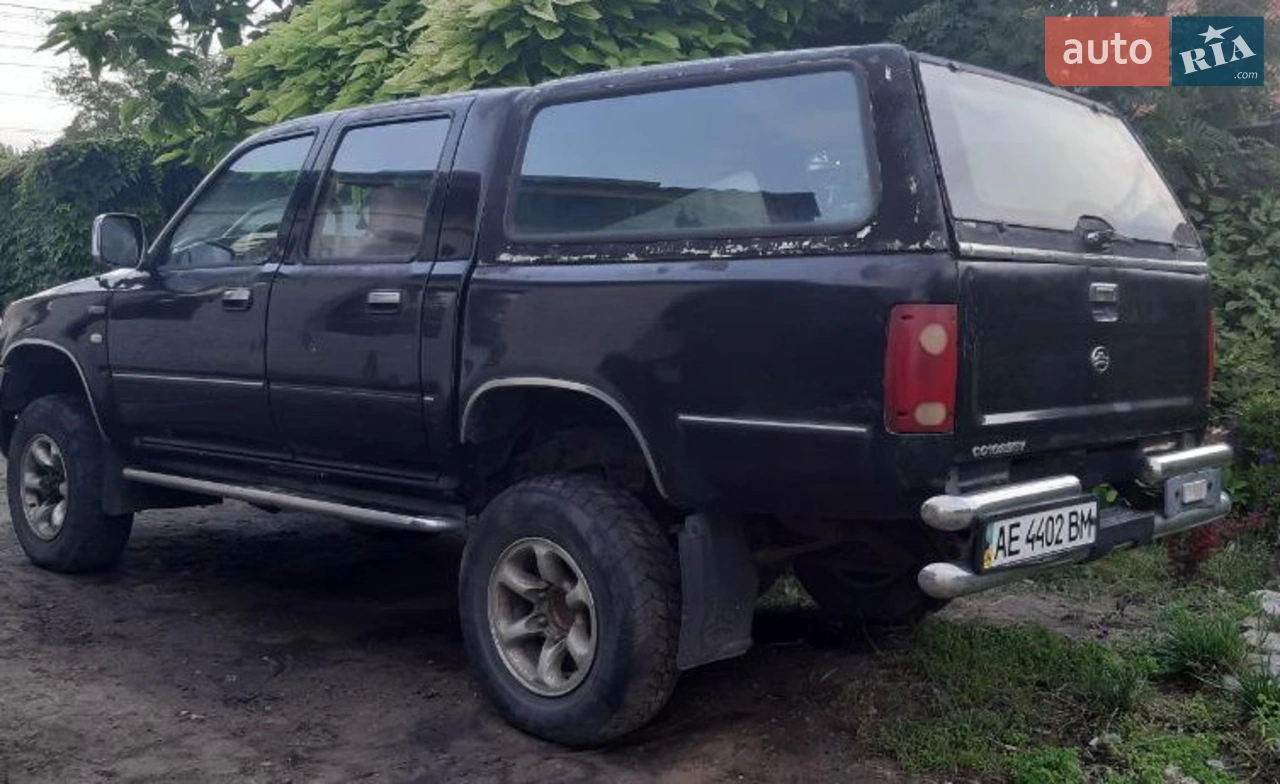 Продам власний позашляховик- пікап у нормальному стані з повним підключаємим приводом(два режими з понижуючими передачами).Машина куплялась в автосалоні, власник один.Бензин 92 по паспорту,можно 95.Встановлено газове обладнання без внесення в техпаспорт. Наразі потребує ремонту двигуна. Військовим знижка.