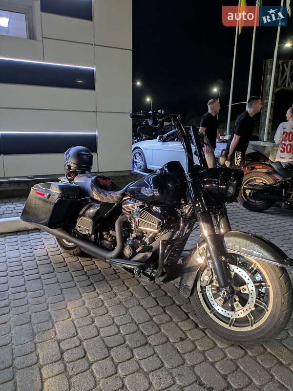 Мотоцикл Круізер Harley-Davidson FLHR 2016 в  фото Мотоцикл Круізер Harley-Davidson FLHR 2016 в