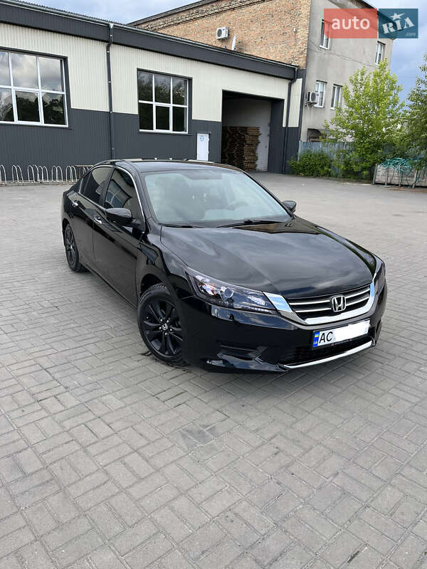 Седан Honda Accord 2015 в Цумани
