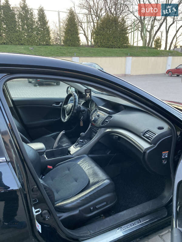 Седан Honda Accord 2008 в Остроге