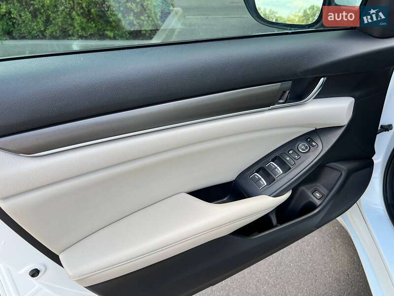 Седан Honda Accord 2018 в Киеве