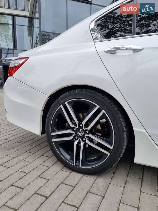 Седан Honda Accord 2015 в Ужгороді