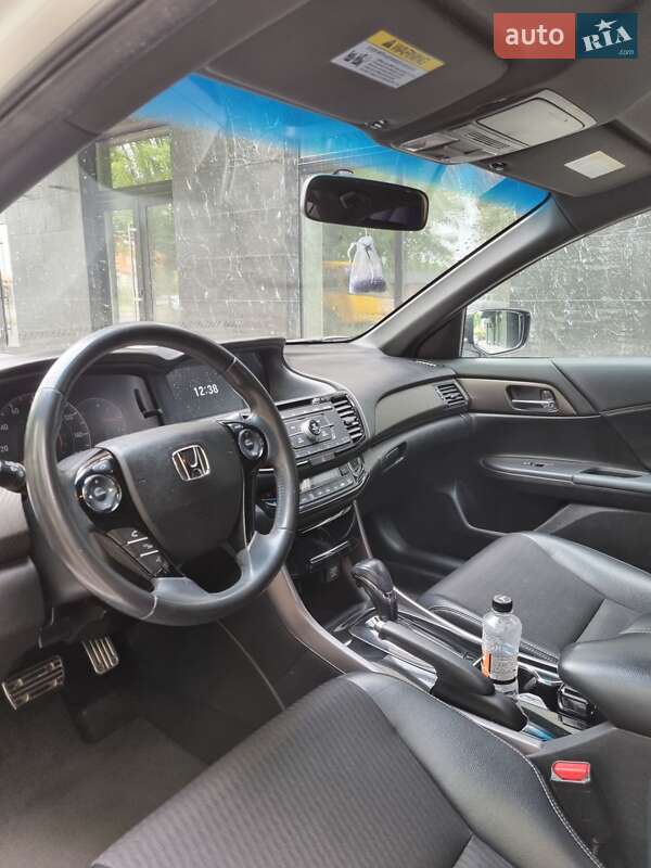 Седан Honda Accord 2015 в Ужгороді