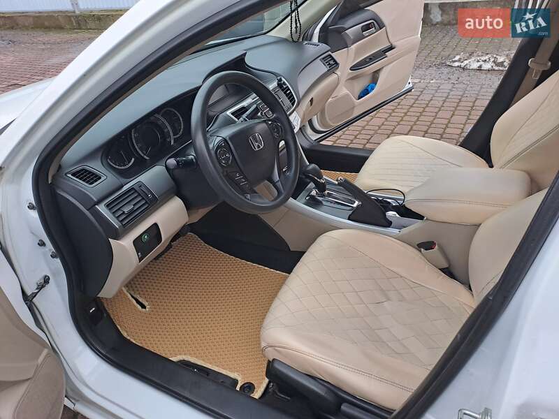 Седан Honda Accord 2013 в Ужгороде