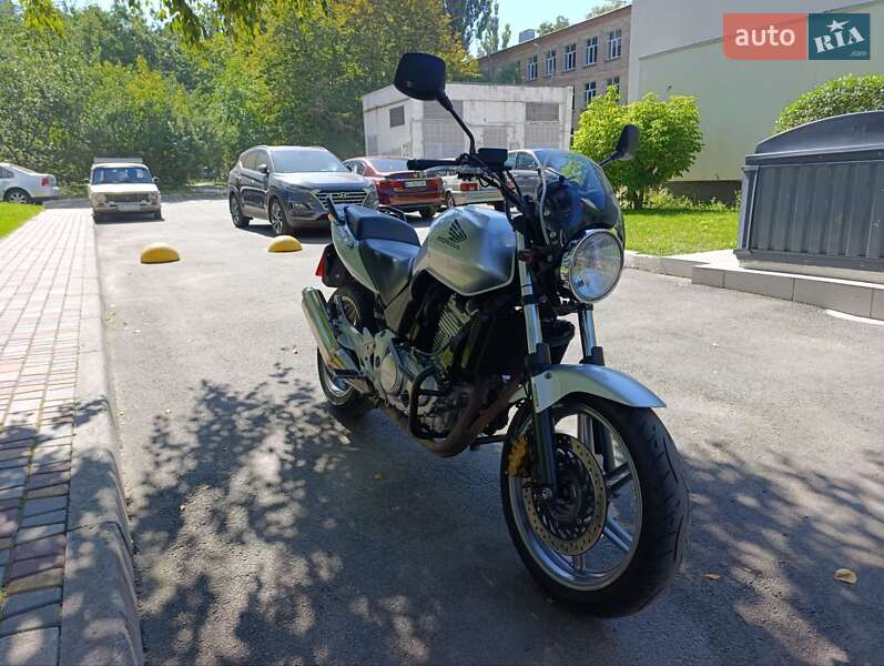 Мотоцикл Без обтекателей (Naked bike) Honda CBF 500 2004 в 