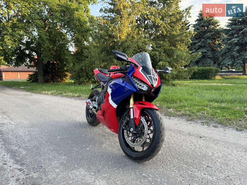 Спортбайк Honda CBR 1000RR 2023 в 