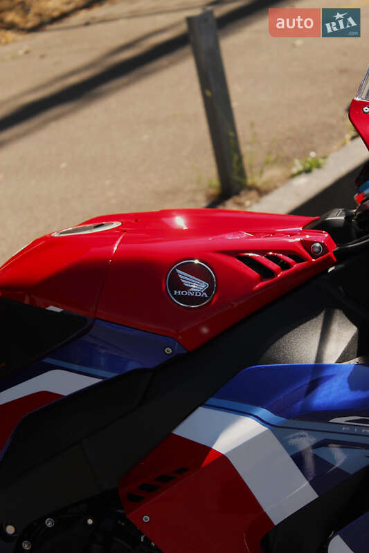 Спортбайк Honda CBR 1000RR 2022 в Одессе фото 8 Спортбайк Honda CBR 1000RR 2022 в Одессе