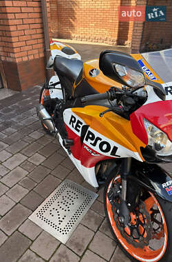Спортбайк Honda CBR 1000RR 2011 в 