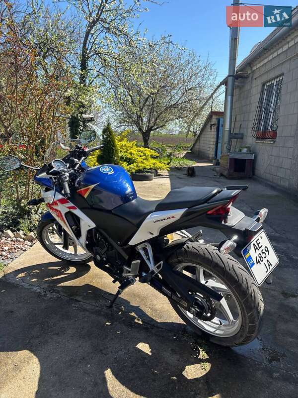 Спортбайк Honda CBR 250R 2011 в Каменском фото 6 Спортбайк Honda CBR 250R 2011 в Каменском