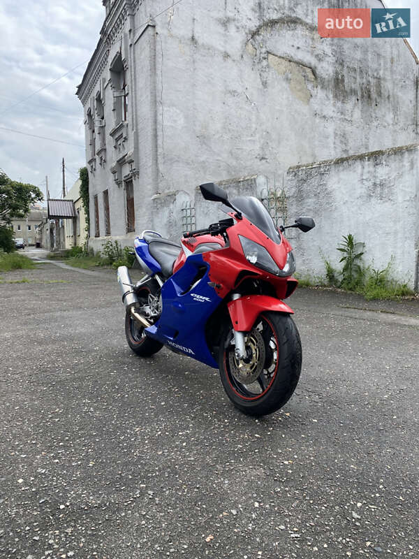 Мотоцикл Спорт-туризм Honda CBR 600F4i 2002 в 