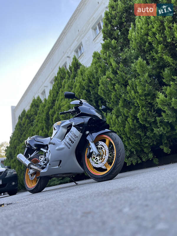 Спортбайк Honda CBR 600F 1999 в Павлограді фото 14 Спортбайк Honda CBR 600F 1999 в Павлограді