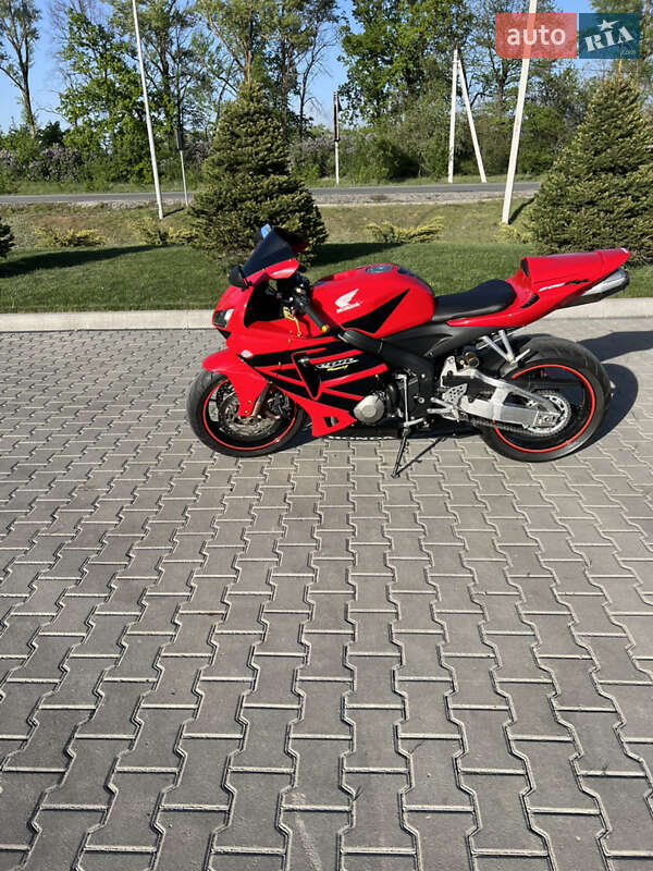 Спортбайк Honda CBR 600RR 2005 в 