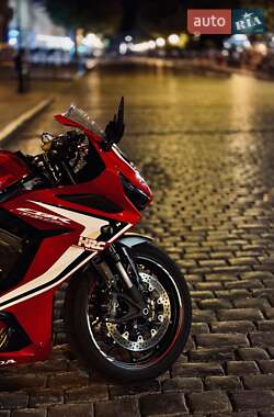 Спортбайк Honda CBR 650R 2022 в 