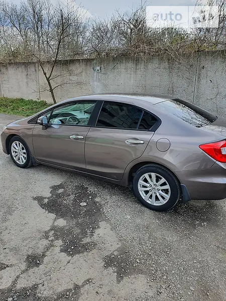 Офіційне авто.Обслуговувалась у дилера - Арія. Є сервісна книжка, регулярні ТО в дилера, всі ремонти також там. Машина повністю осблужена. Камера заднього огляду, заводський ксенон, комплект додаткових шин,захист двигуна,сигалізація,парктронік. Деталі по телефону.