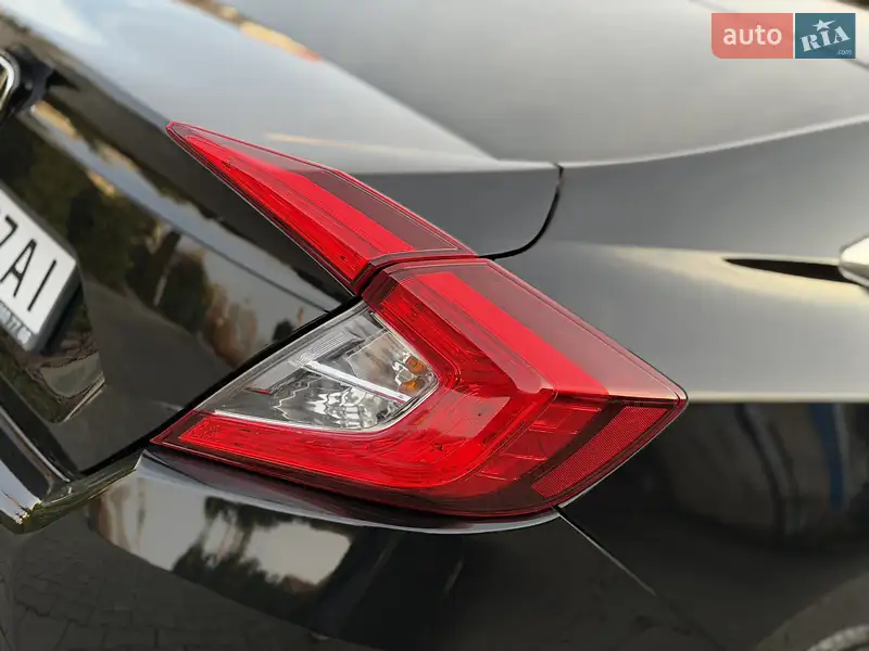 Honda Civic 2018 VIN 19XFC2F55JE036226 фото оголошення 17 з 111