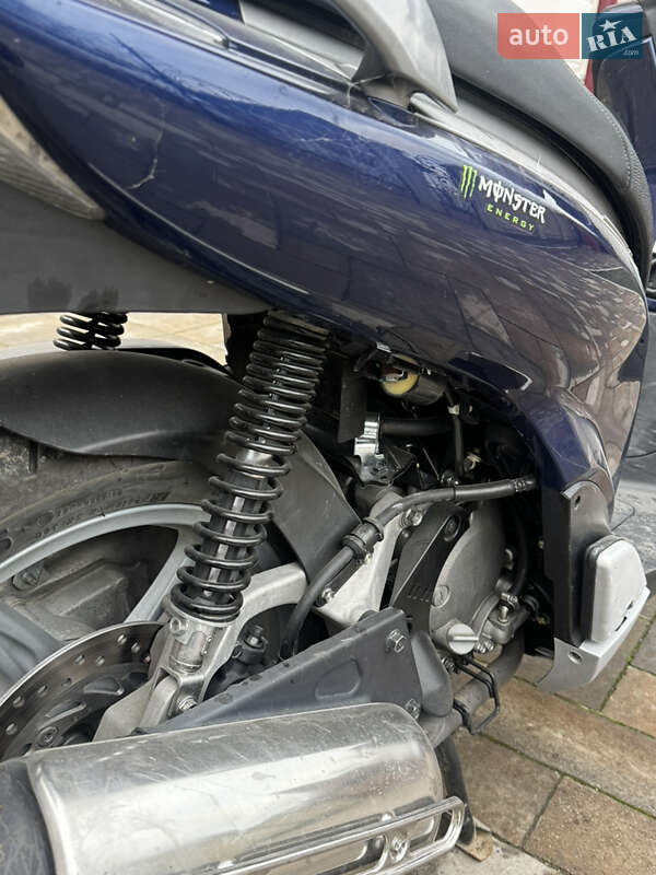 Максі-скутер Honda SH 150 2012 в Чернівцях фото 6 Максі-скутер Honda SH 150 2012 в Чернівцях