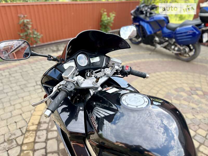 Спортбайк Honda VFR 800F Interceptor 2008 в Чернівцях фото 3 Спортбайк Honda VFR 800F Interceptor 2008 в Чернівцях