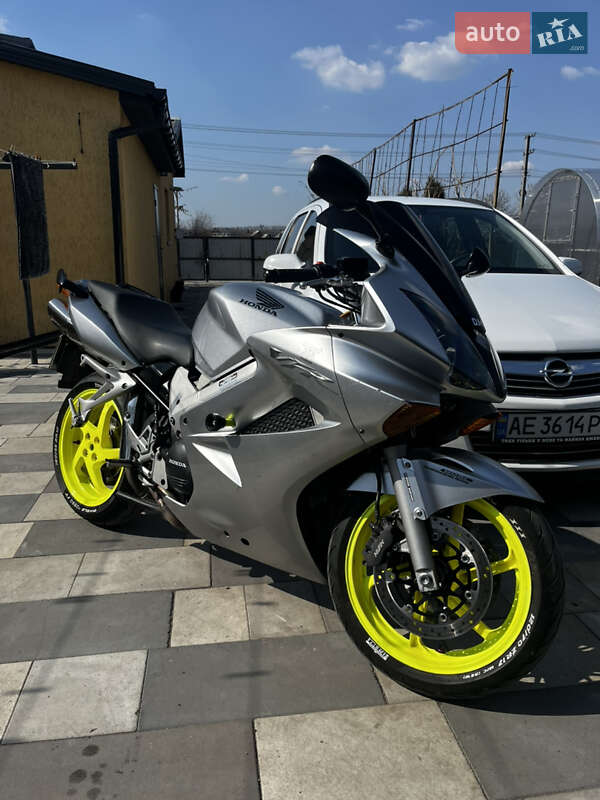 Спортбайк Honda VFR 800F Interceptor 2004 в Новомосковську