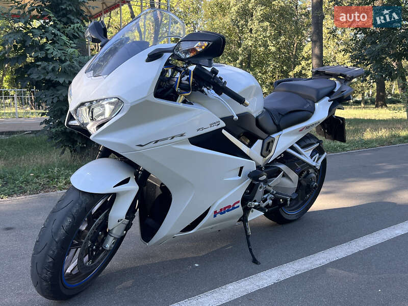 Мотоцикл Спорт-туризм Honda VFR 800F Interceptor 2016 в 