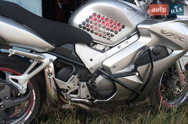 Мотоцикл Спорт-туризм Honda VFR 800F Interceptor 2004 в 
