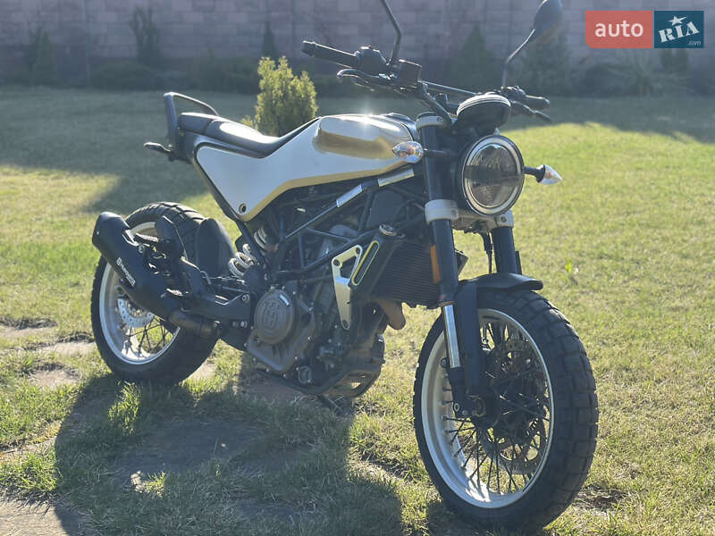 Мотоцикл Без обтекателей (Naked bike) Husqvarna Svartpilen 401 2019 в 