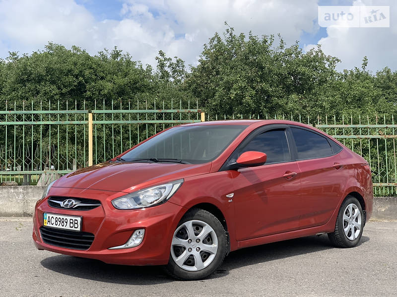 Hyundai accent на белом фоне