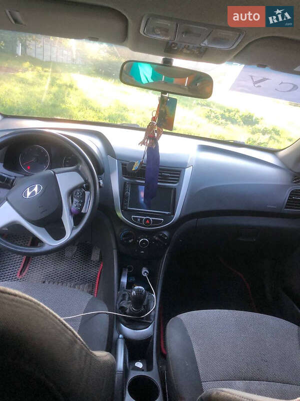 Седан Hyundai Accent 2012 в Ромнах