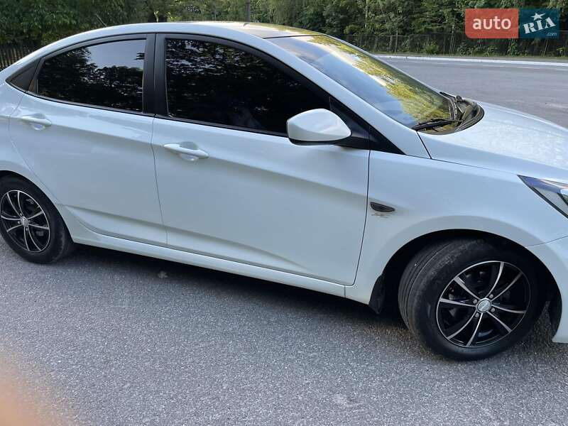Седан Hyundai Accent 2012 в Стебнику