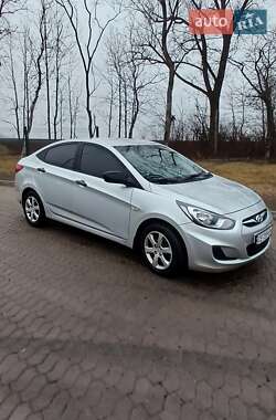 Седан Hyundai Accent 2013 в Хотині