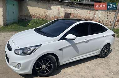 Седан Hyundai Accent 2012 в Стебнику