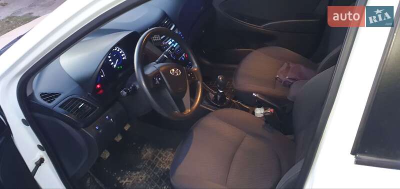 Седан Hyundai Accent 2012 в Стебнику