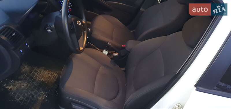 Седан Hyundai Accent 2012 в Стебнику