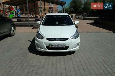 Хэтчбек Hyundai Accent 2012 в 