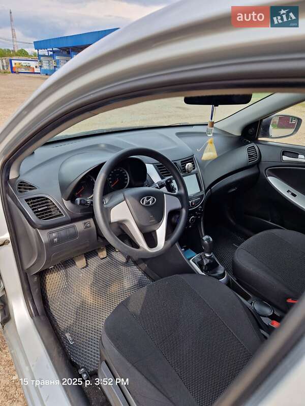 Седан Hyundai Accent 2011 в Глухове