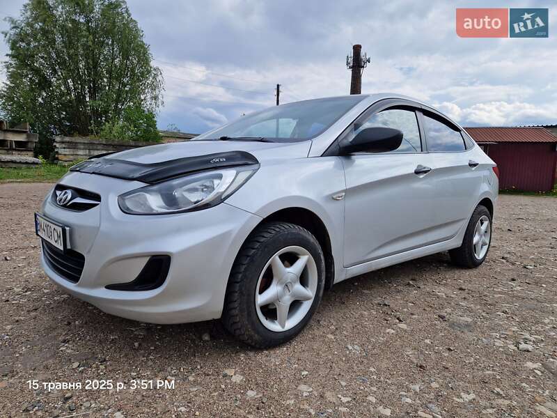 Седан Hyundai Accent 2011 в Глухове