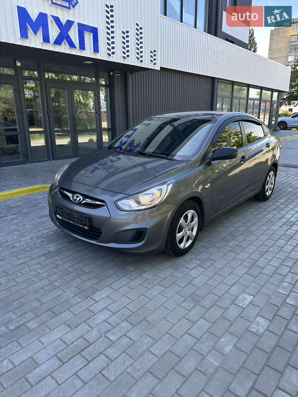 Hyundai Accent 2012