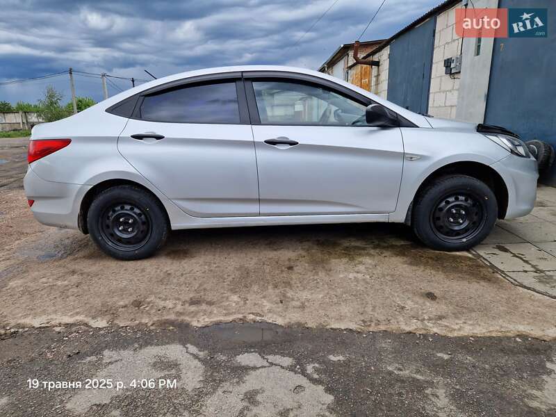 Седан Hyundai Accent 2011 в Глухове