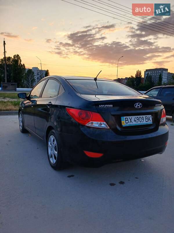 Седан Hyundai Accent 2013 в Нетешине