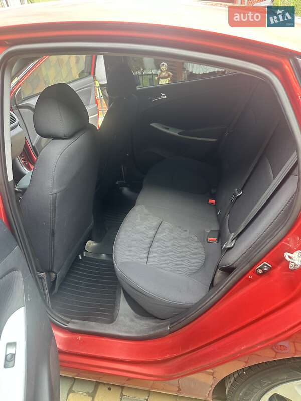 Седан Hyundai Accent 2012 в Хотине