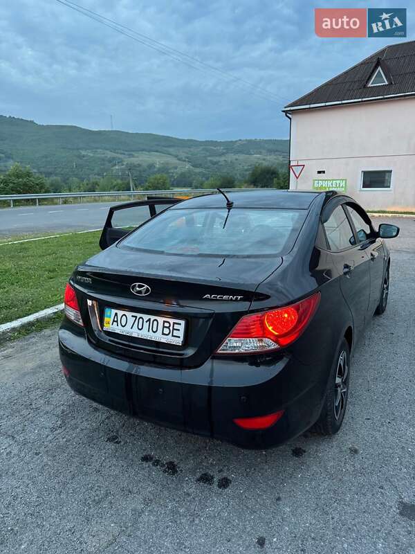 Седан Hyundai Accent 2013 в Ужгороде