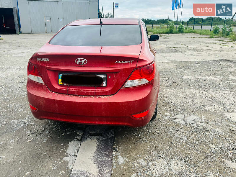 Седан Hyundai Accent 2012 в Хотине