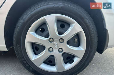 Хэтчбек Hyundai Accent 2012 в 