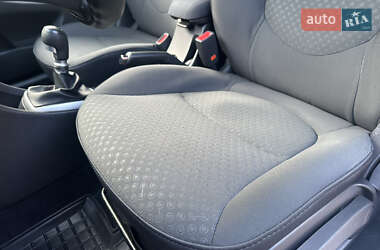 Хэтчбек Hyundai Accent 2012 в 